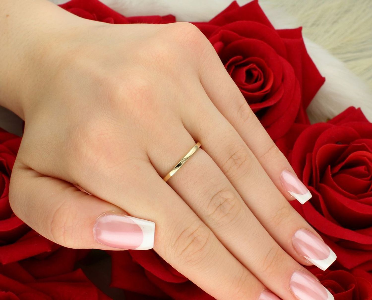 Złoty pierścionek damski PI 6623A 585 z owalnym wzorem i zielonymi cyrkoniami. Próba 585, rozmiar 17, waga 2,25 g. Idealny na prezent lub wyjątkową okazję.1.jpg